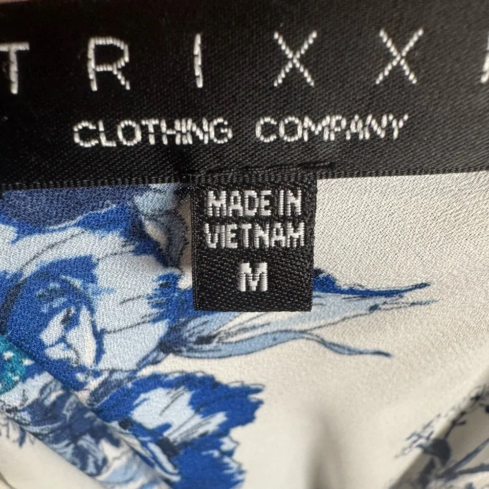 Trixxi white and blue floral romper size medium - Image 4