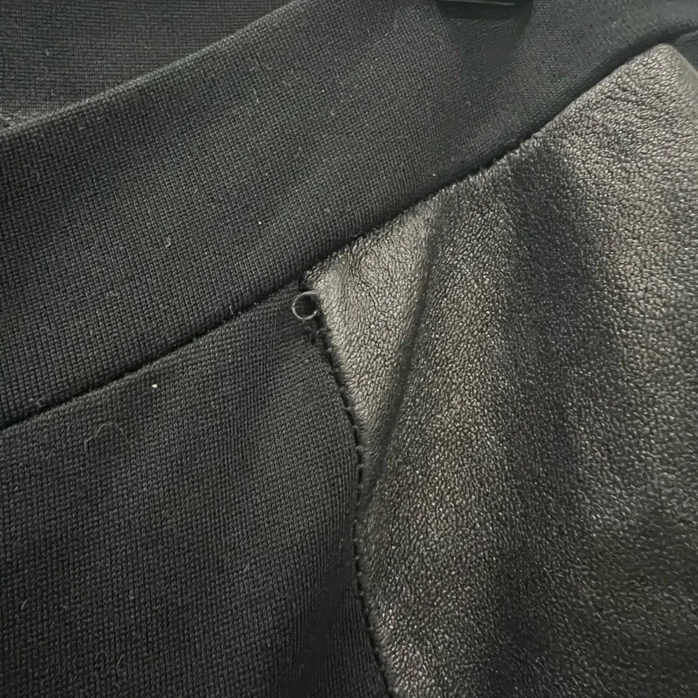 Alice & Olivia Black Pleather Skinny Pants Size XS - Image 5