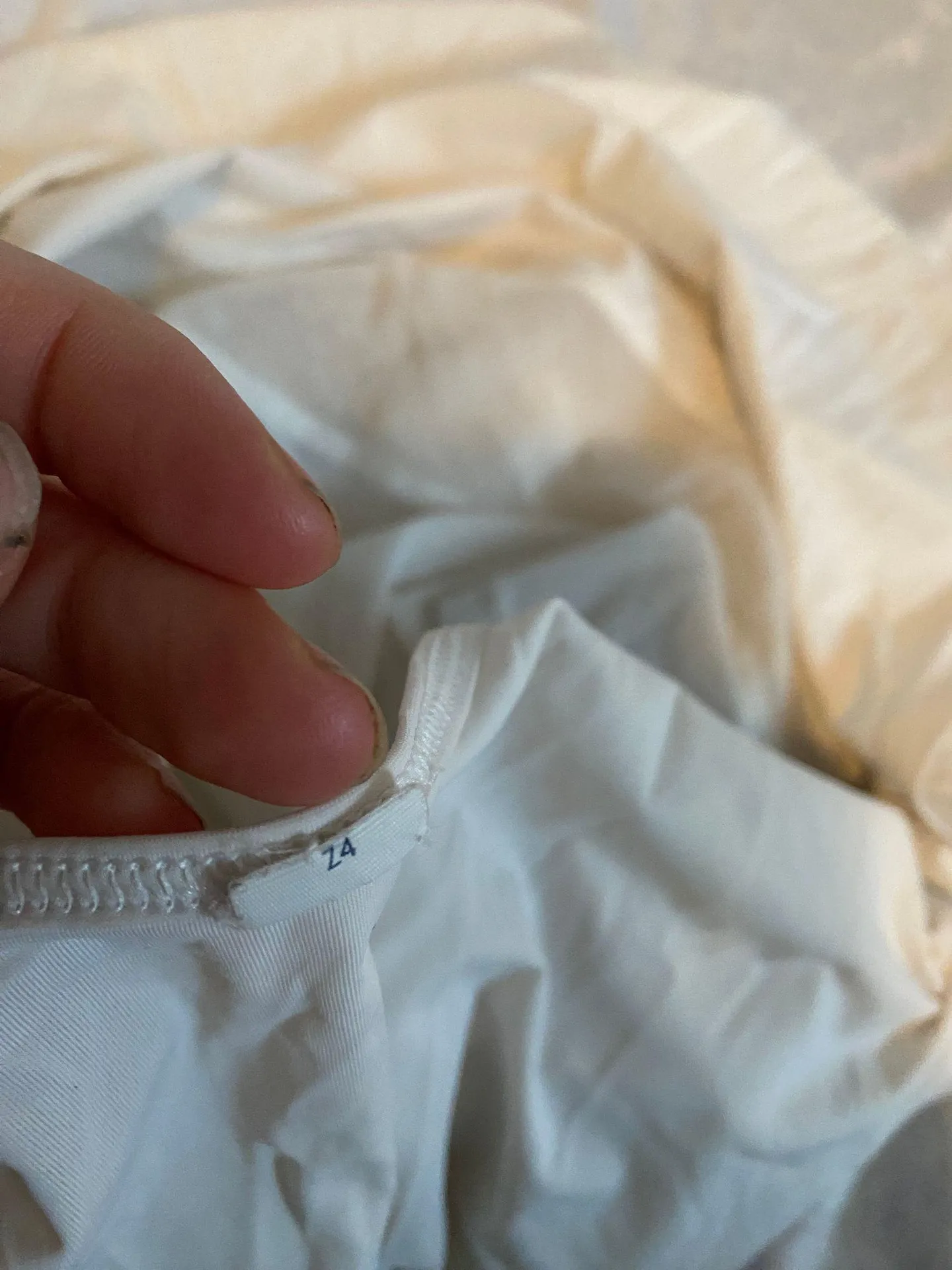 white T-shirt - Image 5