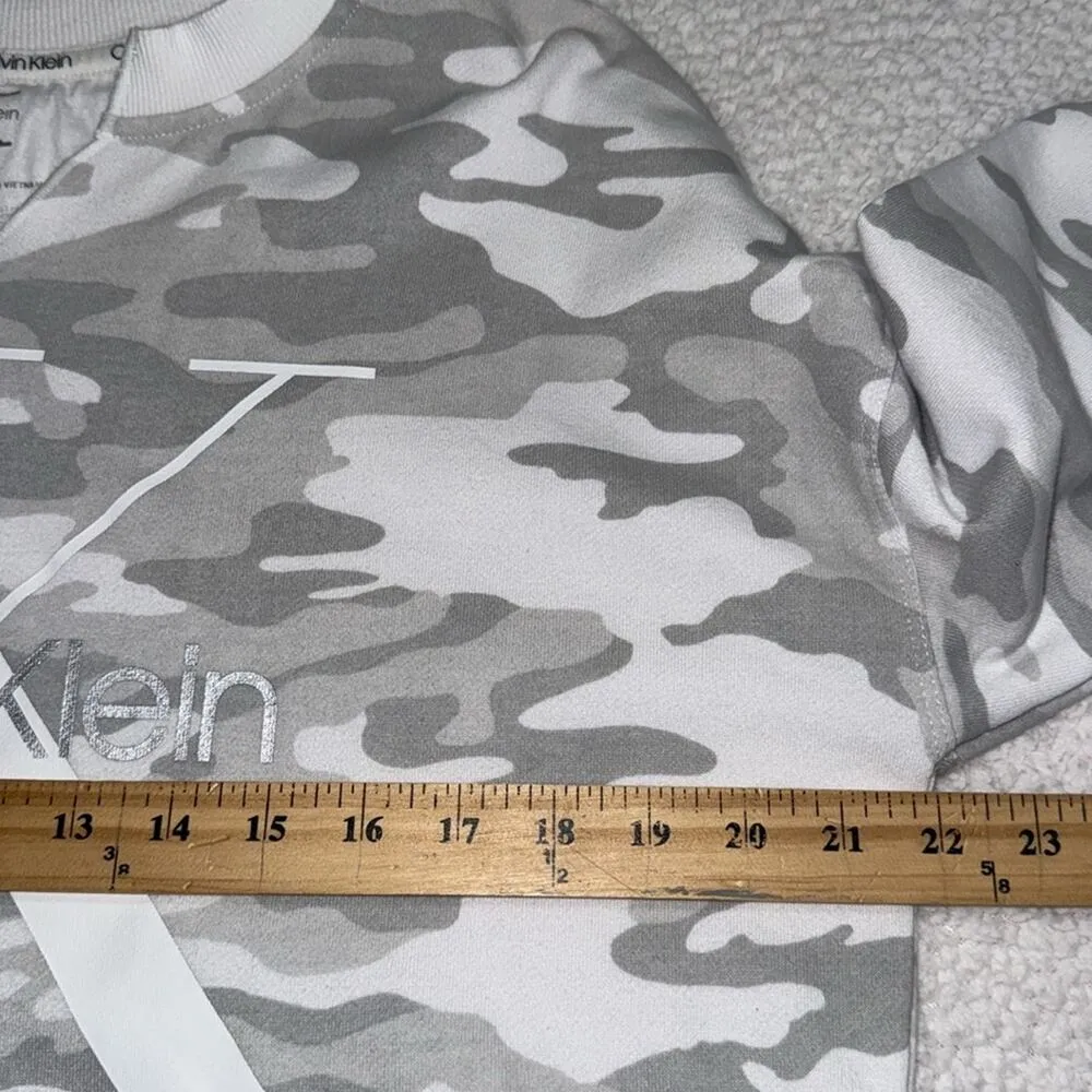 Calvin Klein pullover Gray Camo Sweatshirt size medium v-neck hi low casual wear - Image 5