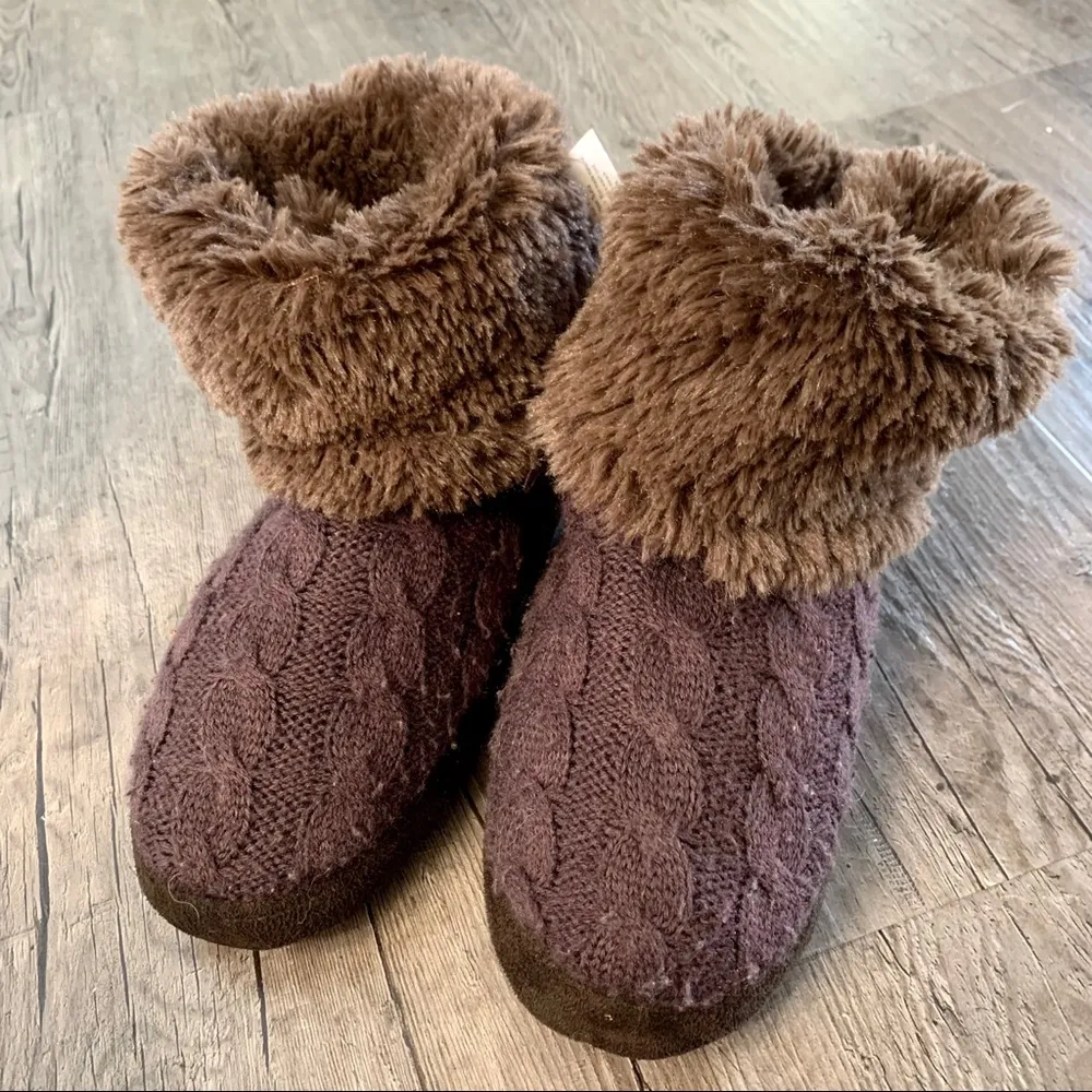 The Original Muk Luks Cable Knit Fur Slipper Boot Size 8 - Image 10