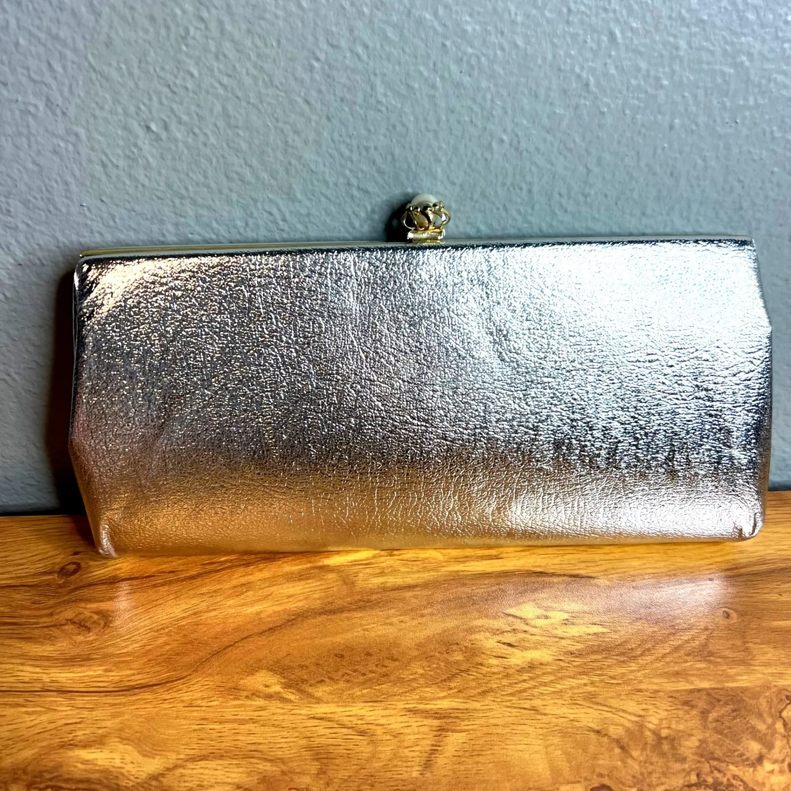 Vintage Marilyn Clutch Silver Metallic Faux Leather Pearl Kiss Lock Evening Bag - Image 4