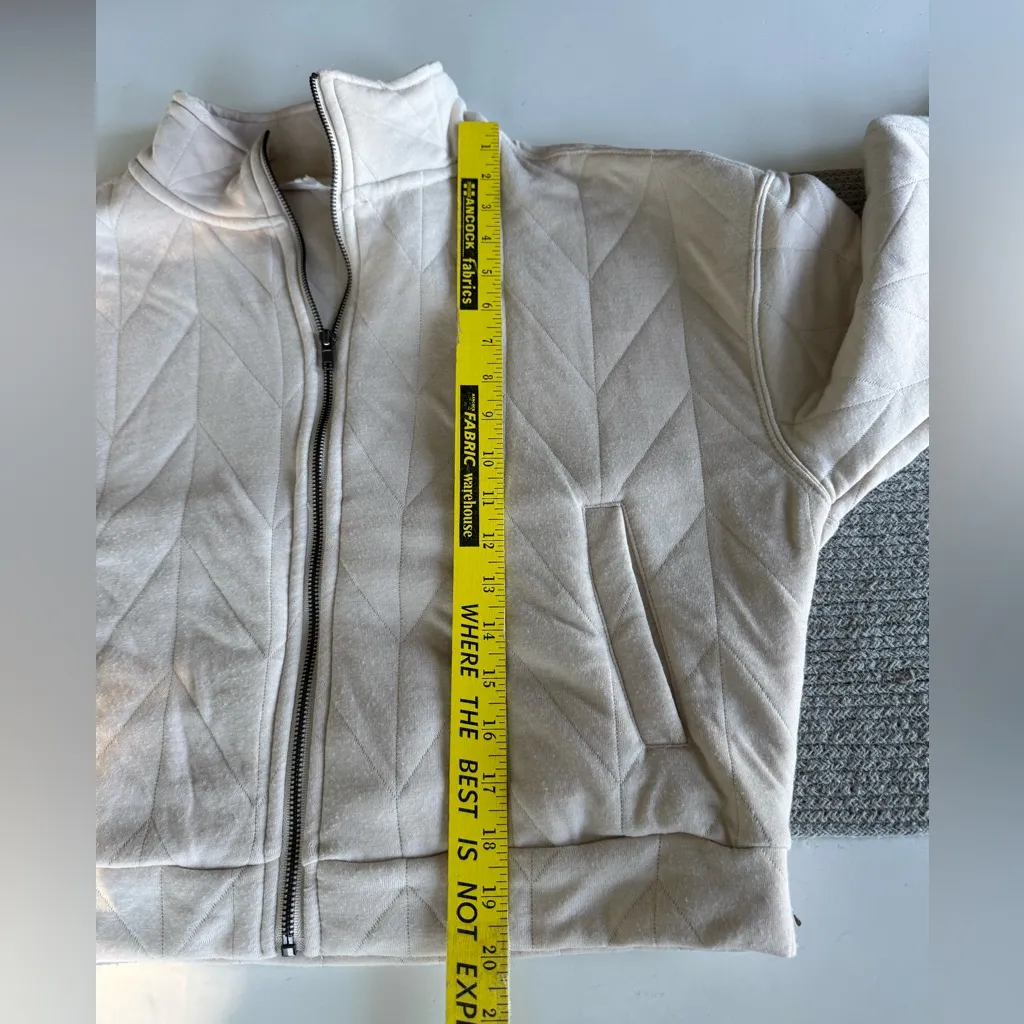 Ivory Cream Quilted Cropped Jacket Size Medium - Image 6