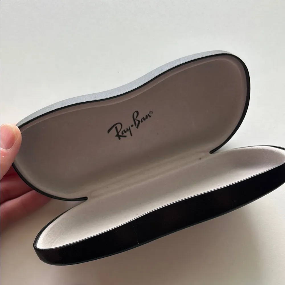 Ray-Ban Black Accessory Case for Stylish‎ Protection - Image 5