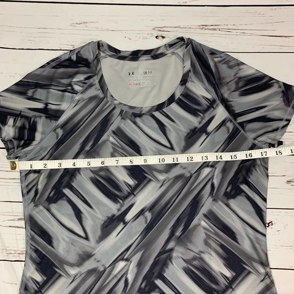 Under Armour  Gray Fitted Exercise Shirt Size Small - Image 55