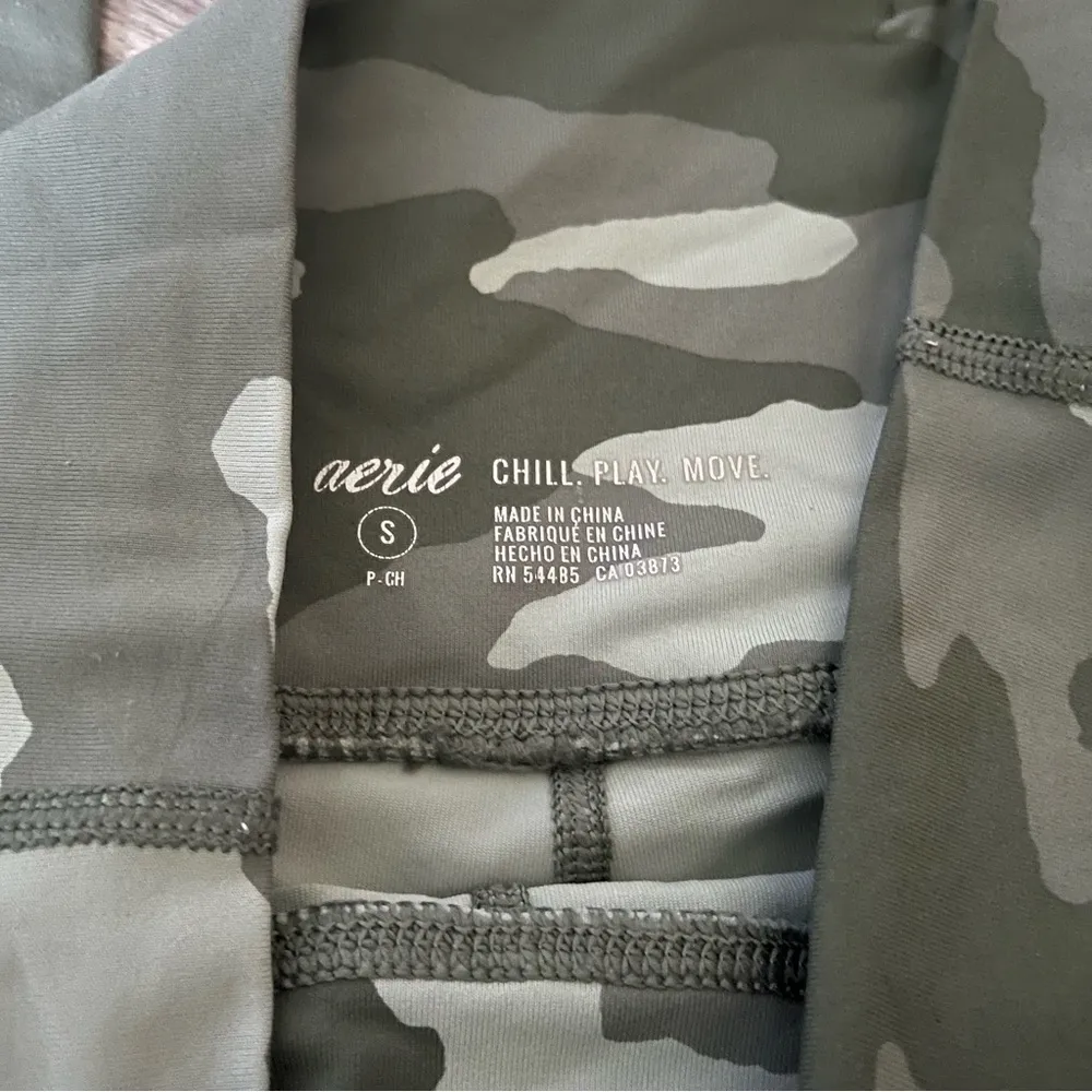 Aerie Chill Play Move Green Camo Patterned Leggings Size small - Image 2