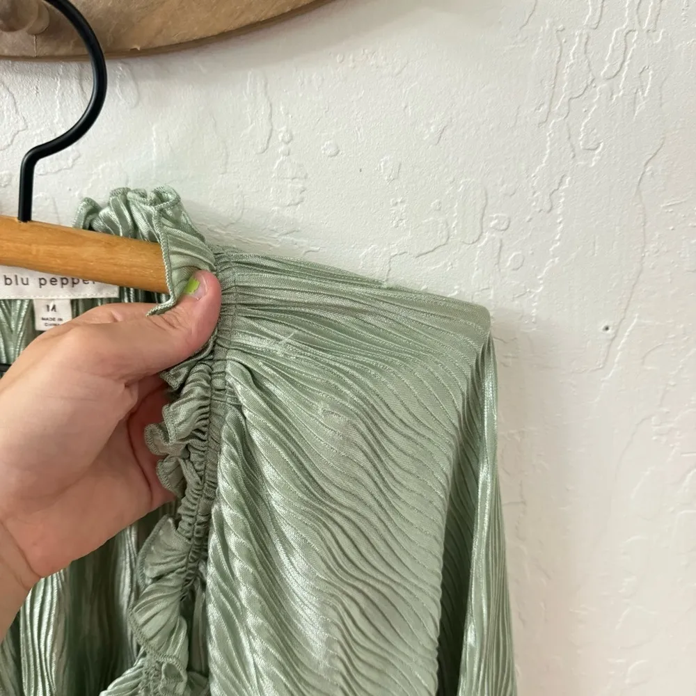 Blu Pepper Light Green Ruffle Neck Crinkle Pleated Blouse M - Image 2