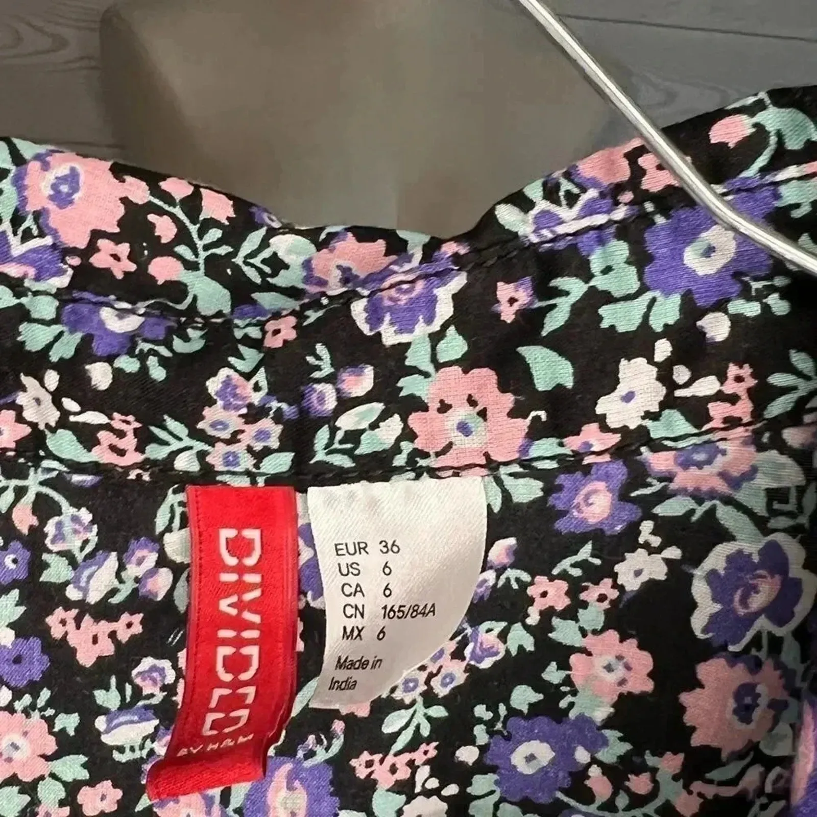 Divided floral sleeveless buttonfront blouse Size 6 - Image 4