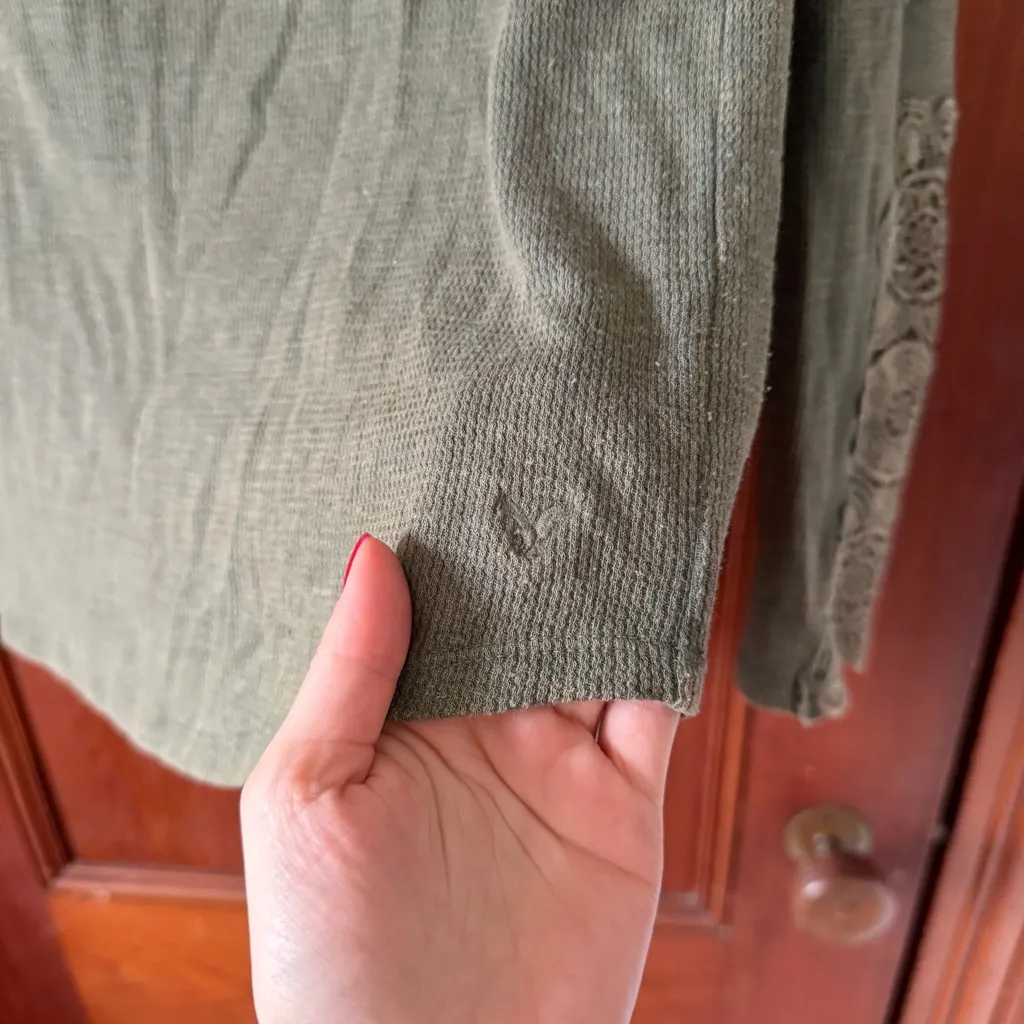 American Eagle Green Henley Waffle Long Sleeve Lace Sleeve Detail Size Medium - Image 5
