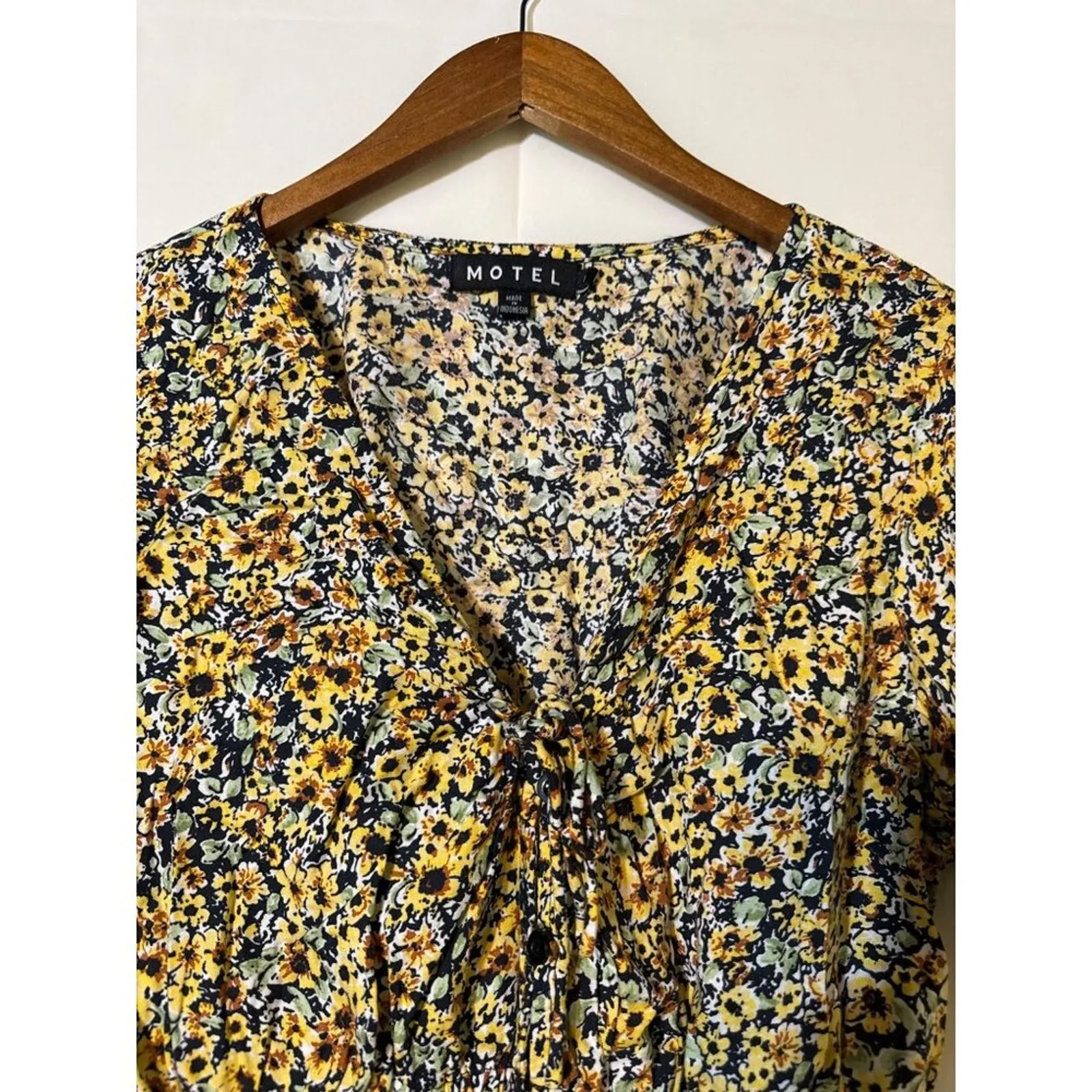 Motel Aley · Large · Yellow Ditsy Floral · Puff Sleeve · Cropped Tie Front Top - Image 4