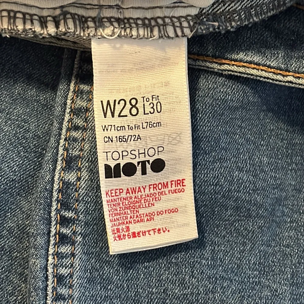 TOPSHOP MOTO JEAN WITH RHINESTONE EMBELLIDHMENT SZ: 28 - Image 4