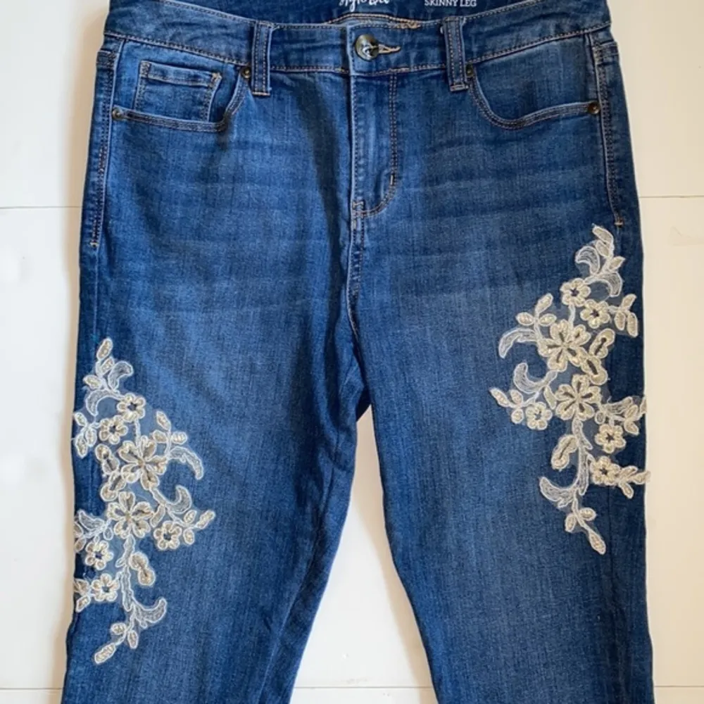 Jeans with gold flower‎ appliqué - Image 3