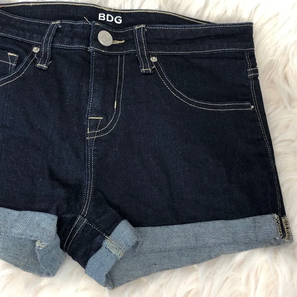 BDG Urban Outfitters Mid Rise Alexa Shortie Denim Dark Wash Jean Shorts size 26 - Image 5