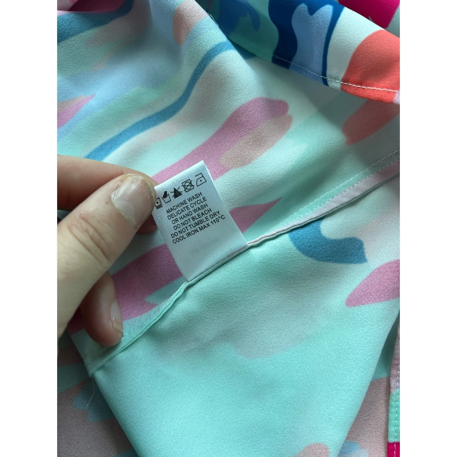 CROSBY by Mollie Burch Abstract Print V Neck Short Sleeve Tunic Top Women's Med - Image 7