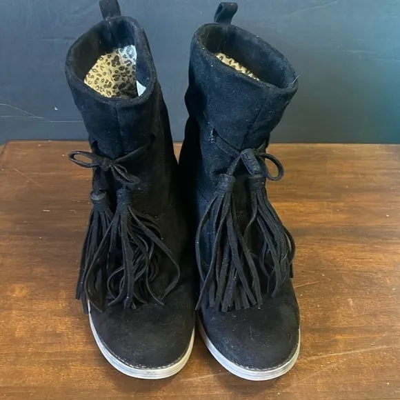 Billabong women’s sz 7.5 black Vegan suede pull on boots with fringe - Image 2