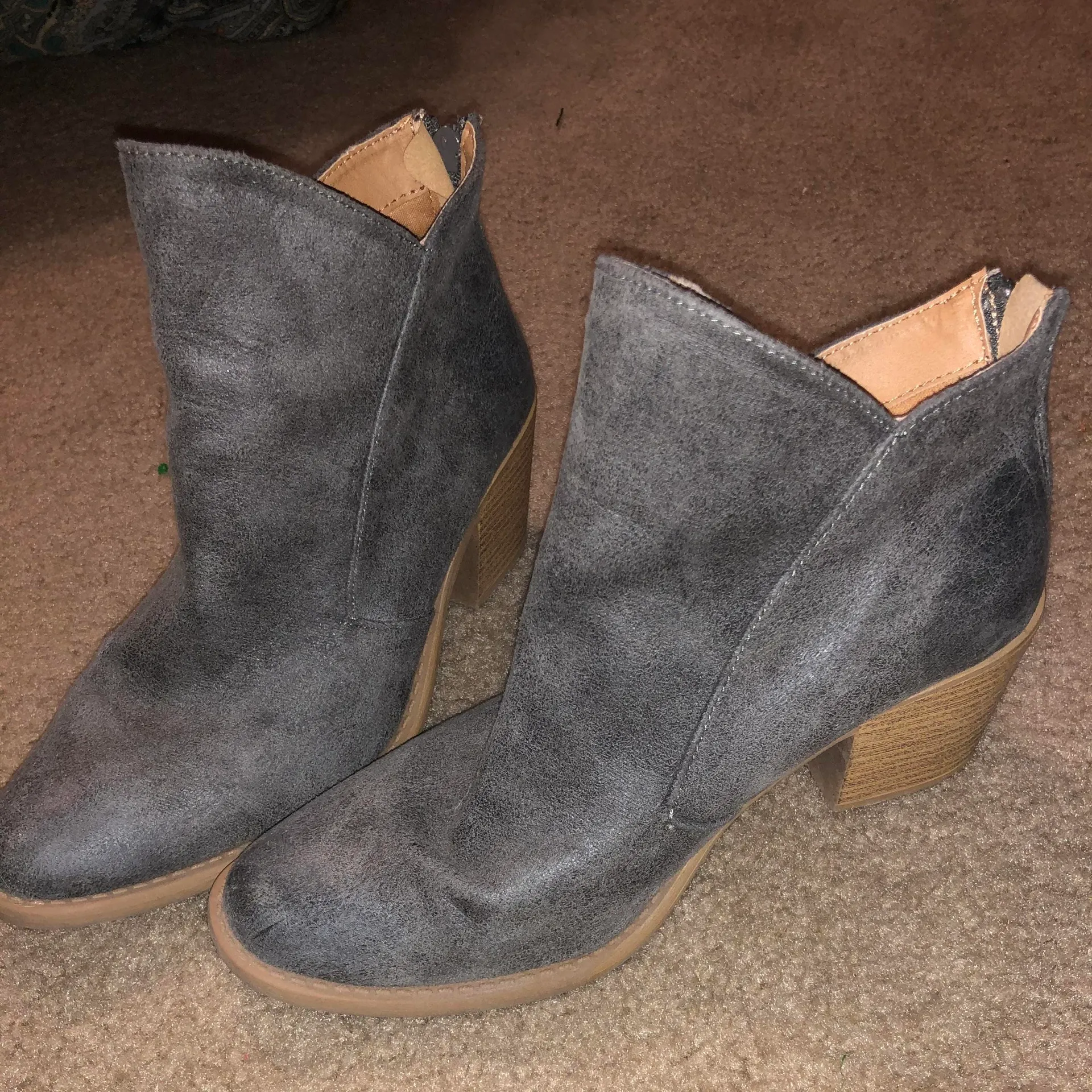 Bootie Heals Gray Size 7.5 - Image 2