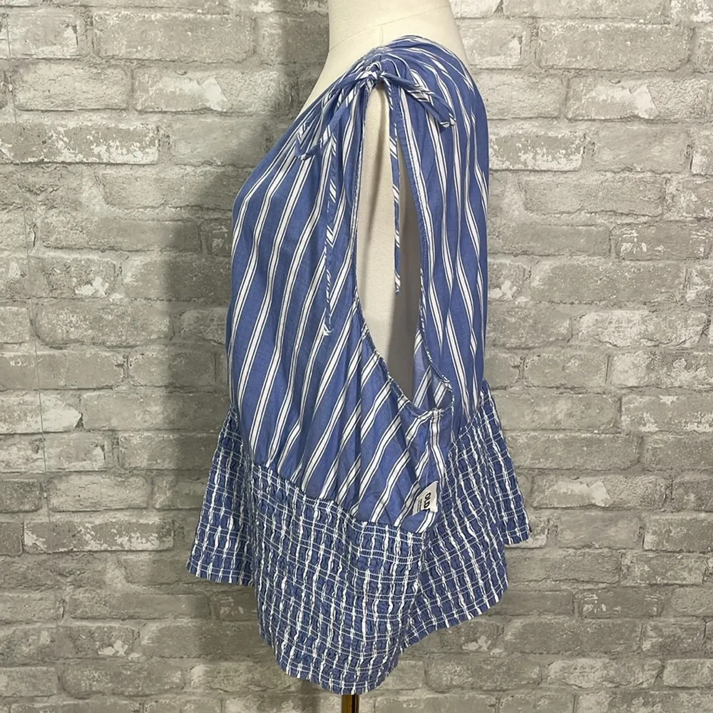 Old Navy Fitted Striped Sleeveless V-Neck Tie-Shoulder Smocked Blouse - Image 3