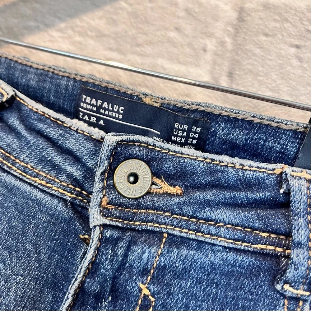 NWT  Trafaluc Denim Womens US 4 Distressed Blue Wash Slouchy Skinny Jeans - Image 9