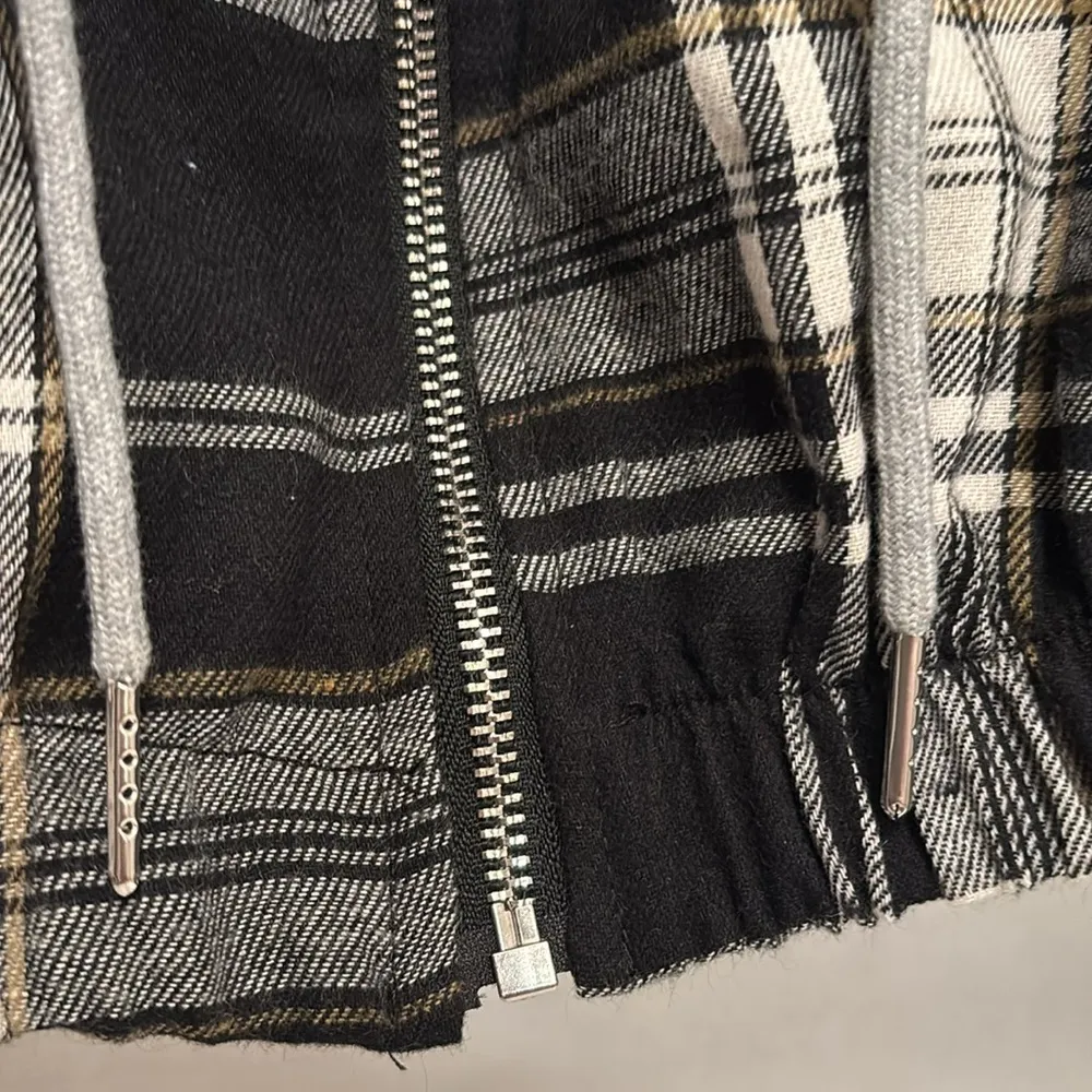 HYFVE HYFVE BRAND..CROPPED FLANNEL LIKE JACKET BLACK WITH YELLOW(GOLD) STRIPE - Image 5