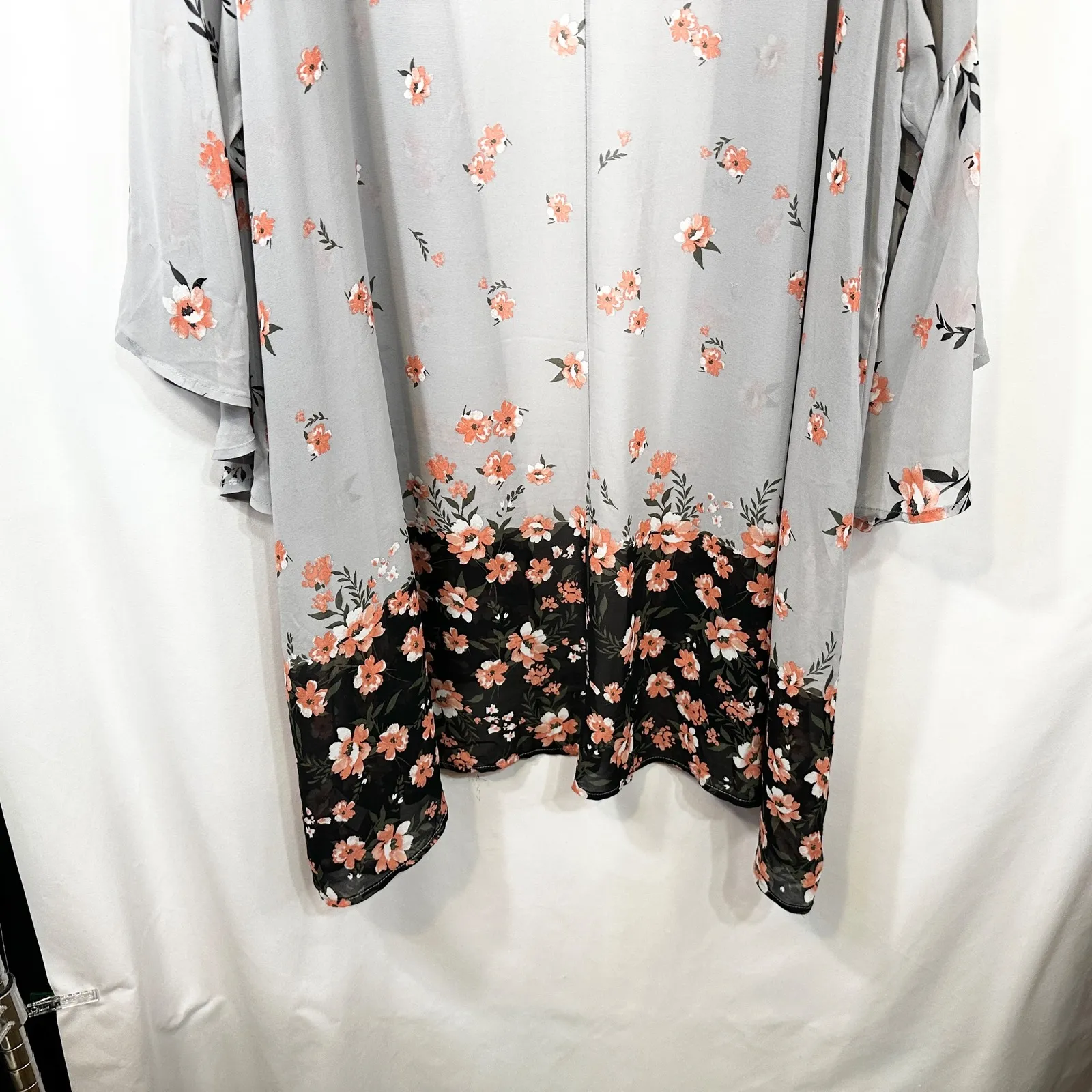 Torrid Plus Size 3X 4X Shrug Gray Floral Bell Sleeve Kimono Cardigan Sheer 1797 - Image 9