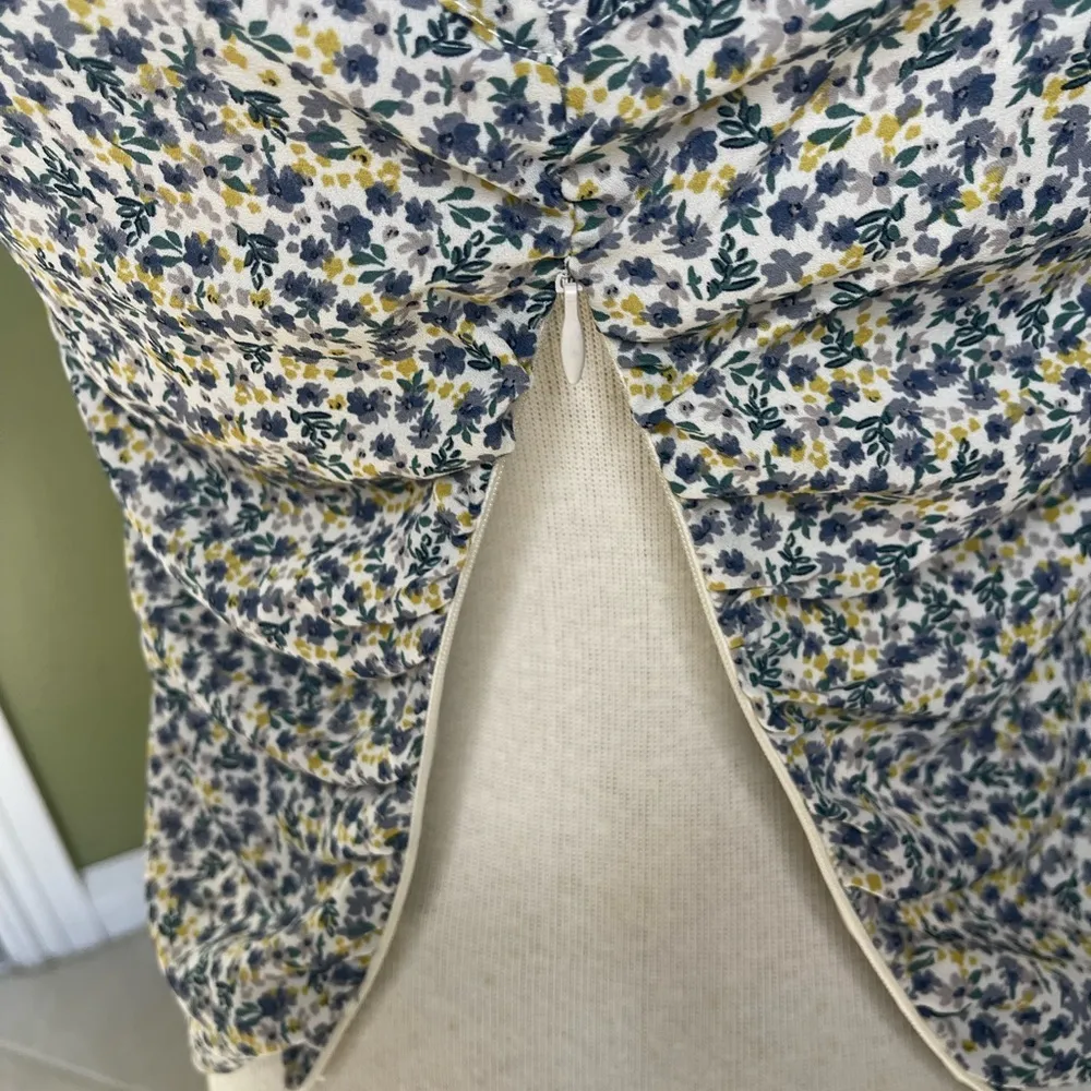 Sienna Sky Short Sleeve floral top off the shoulder sleeves Size M - Image 3