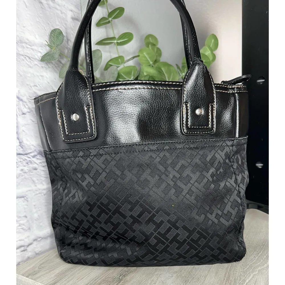 Tommy Hilfiger Jaden satchel logo purse. - Image 4