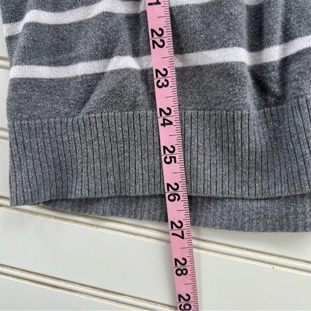 Aeropostale Gray & White Stripe Long Sleeve V-Neck Knit Sweater size L - Image 6