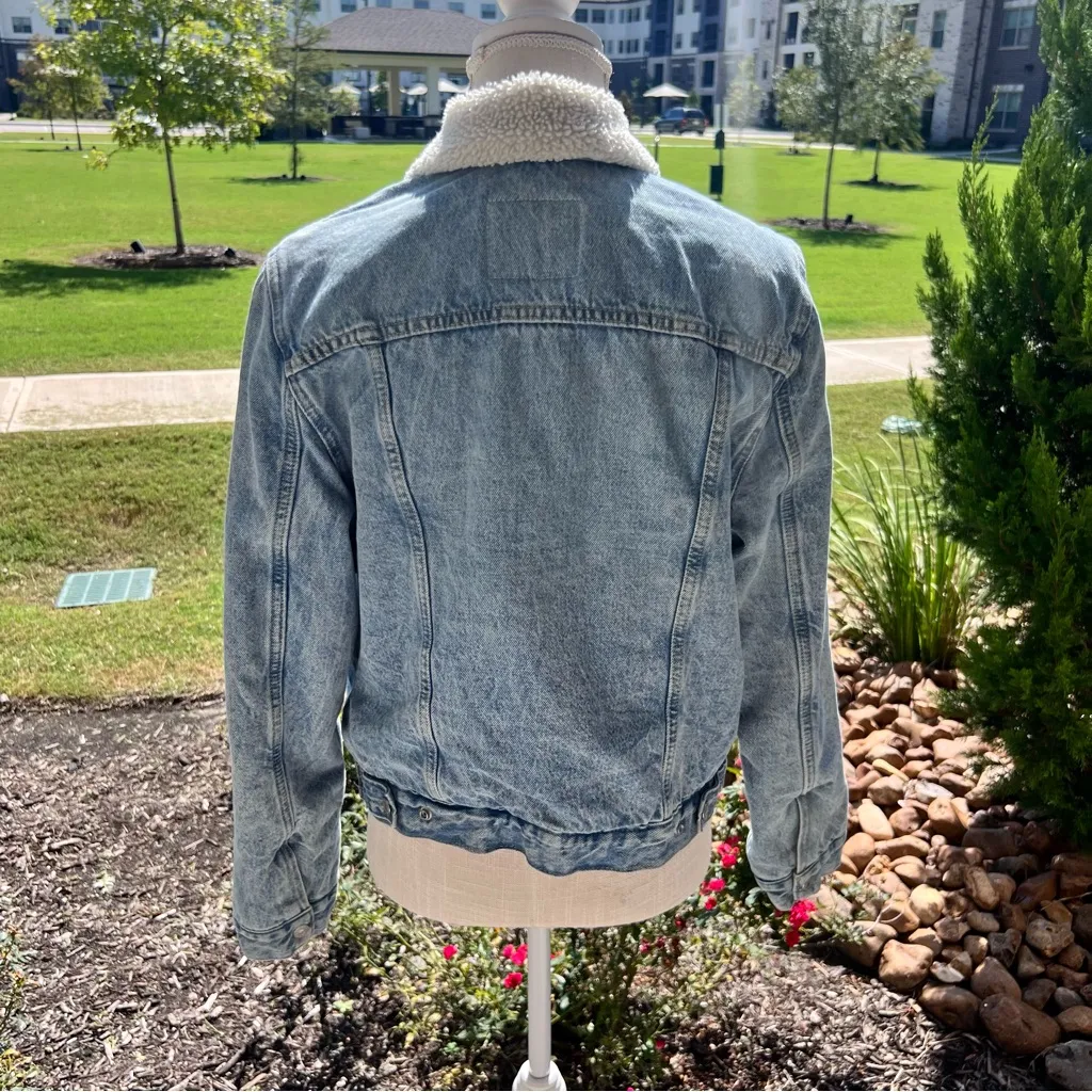 Levi's Light Blue Denim Jacket with White Sherpa Collar - Image 4
