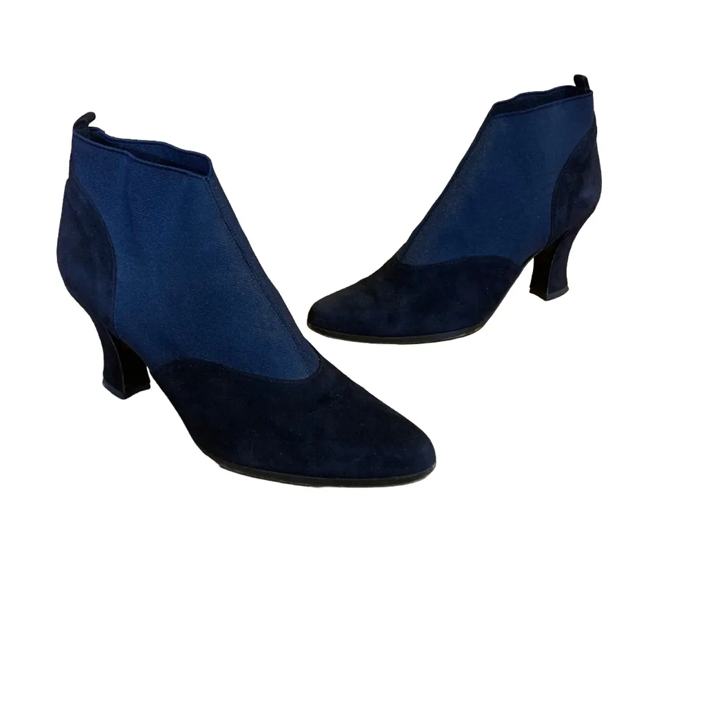 VINTAGE 1990'S/Y2K ANNE KLEIN NAVY BLUE STRETCH FABRIC & SUEDE BOOTIE HEELS (7N) - Image 8
