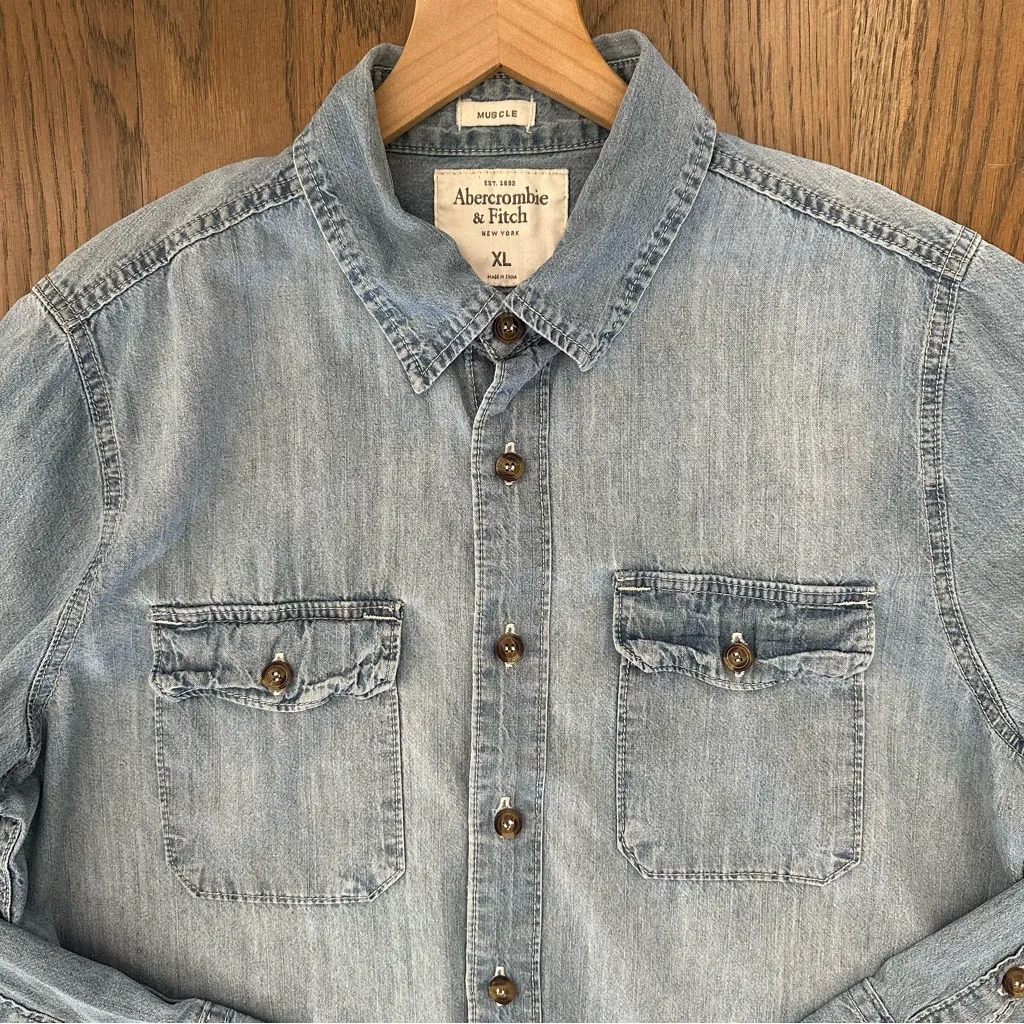 Abercrombie & Fitch Women's Muscle Denim Chambray Button Front Shirt Blue XL - Image 2