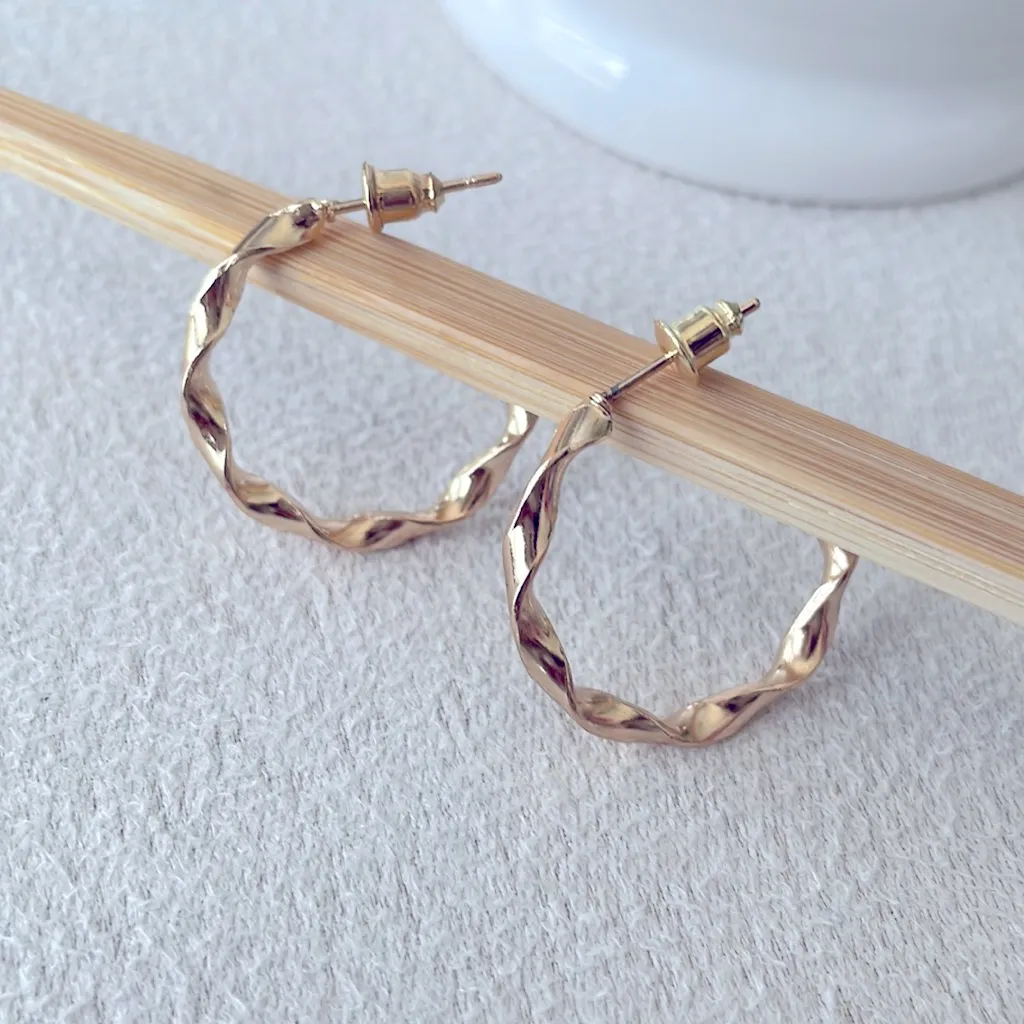 Medium twisted hoop gold earrings - Image 3
