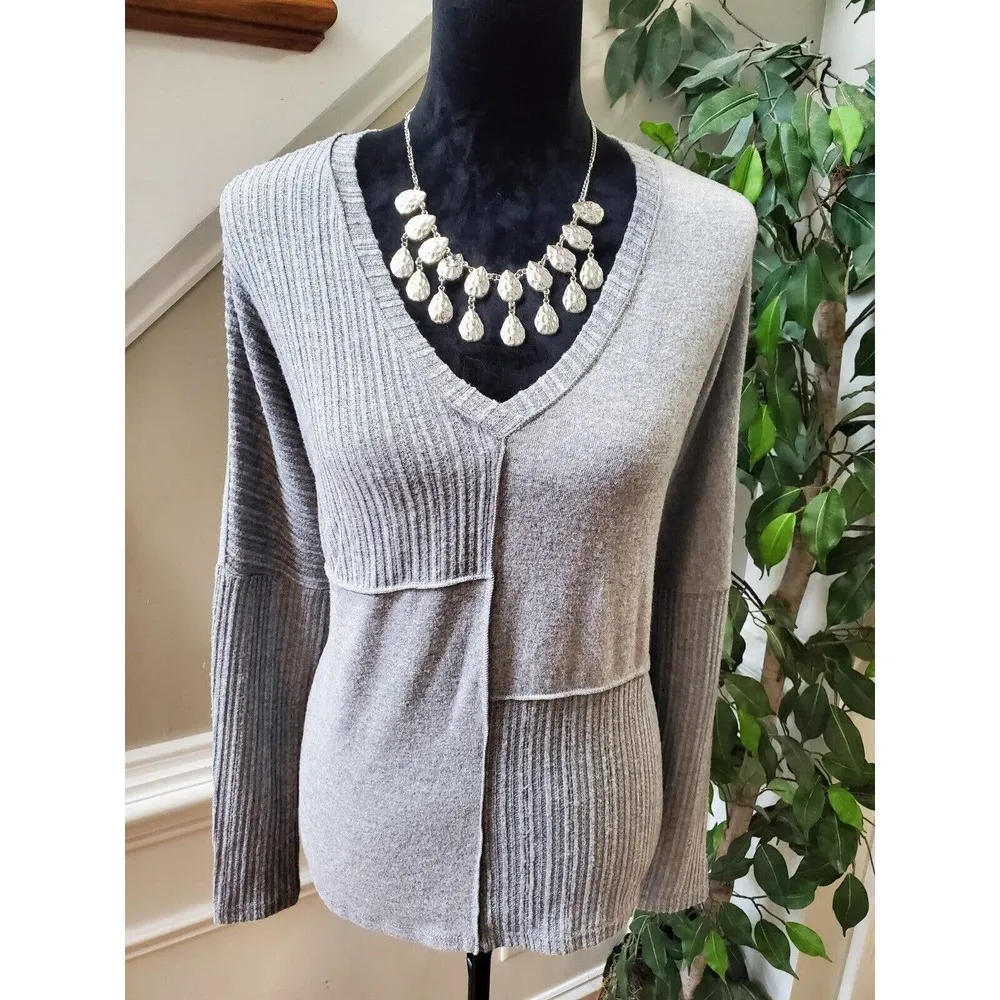 H By Bordeaux Women's Gray Polyester Long Sleeve V-Neck Pullover Knit Sweater XS - Image 2