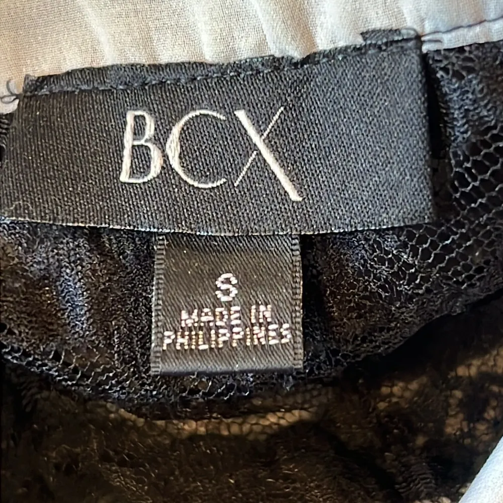 BCX Black & White Sleeveless Ruffle Front Lace Inset Top Size Small - Image 10