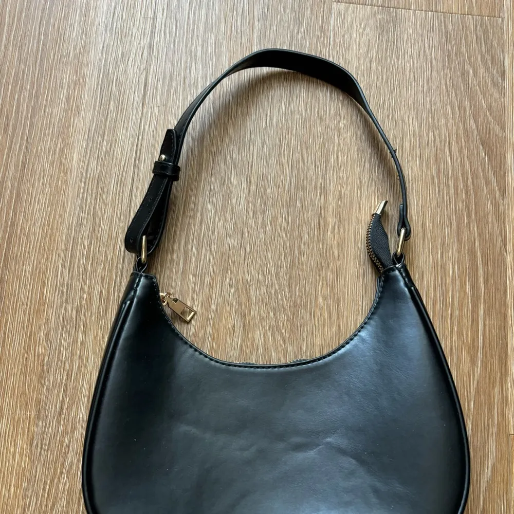 Amazon Black Faux Leather Rounded Mini Bag Fashion Basic Shoulder Bag - Image 3