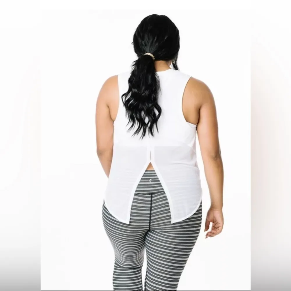 Zyia  Active White High Neck Open Back with Split Mesh Active Tank Size Medium M. - Image 4
