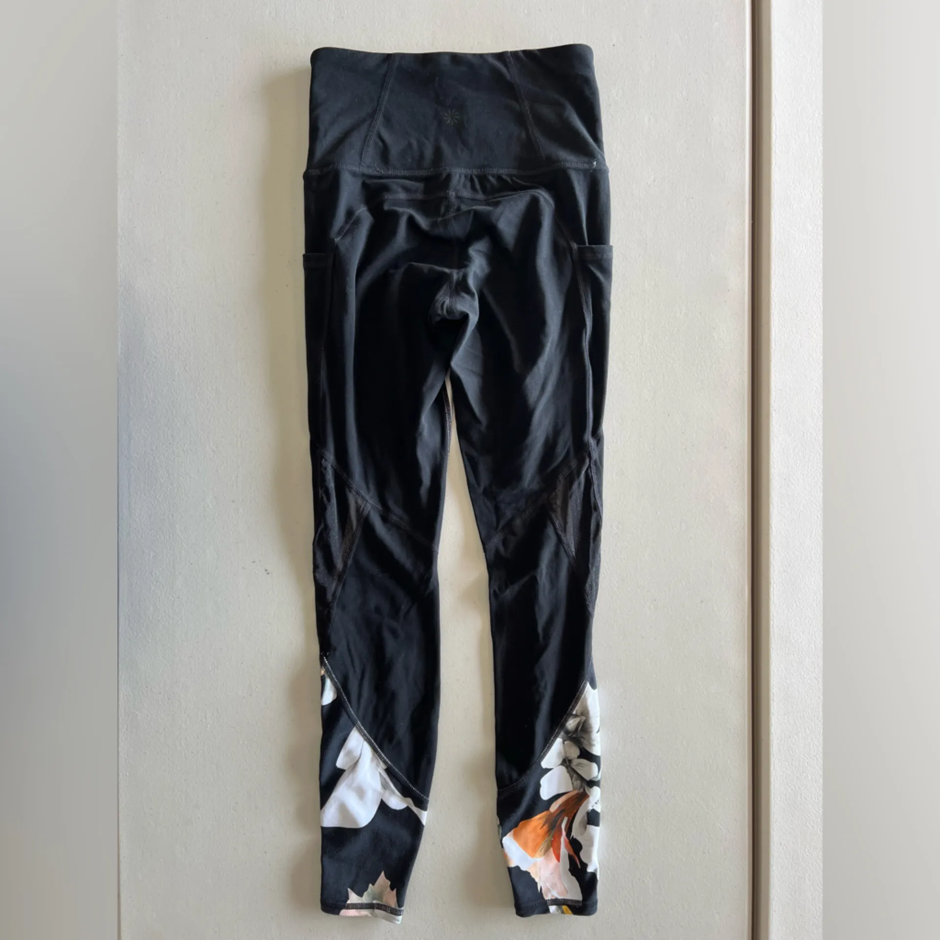 Athleta Women’s Blossom Intuition Floral Chaturanga White/Black 7/8 Leggings XXS - Image 3