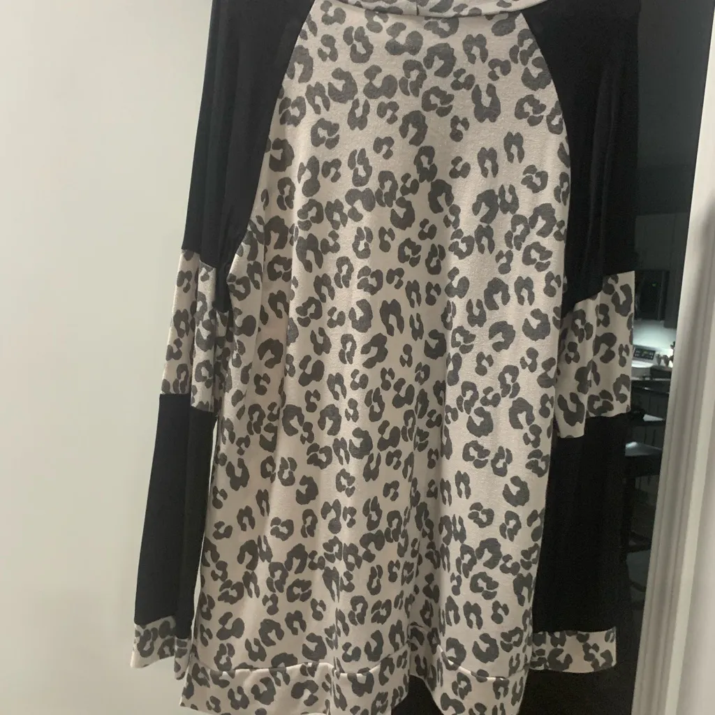 Sew in love Leopard Print Women's long sleeve top medium Black Size L - Image 5