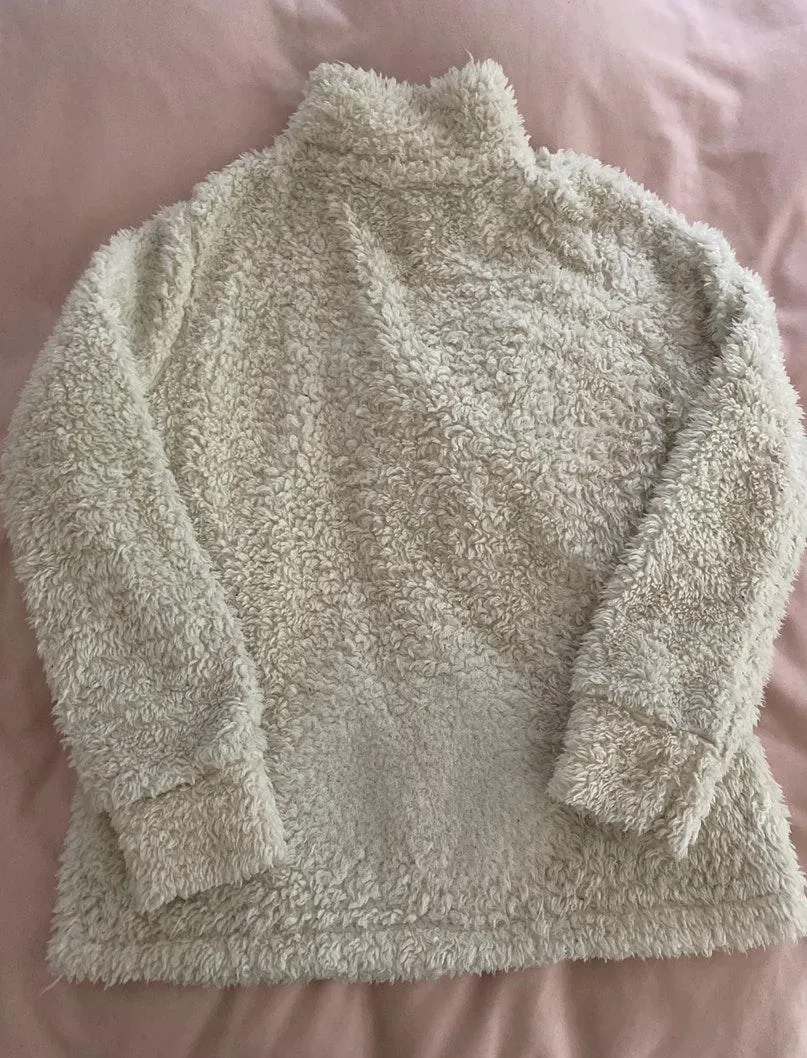White fuzzy pullover Size M - Image 4