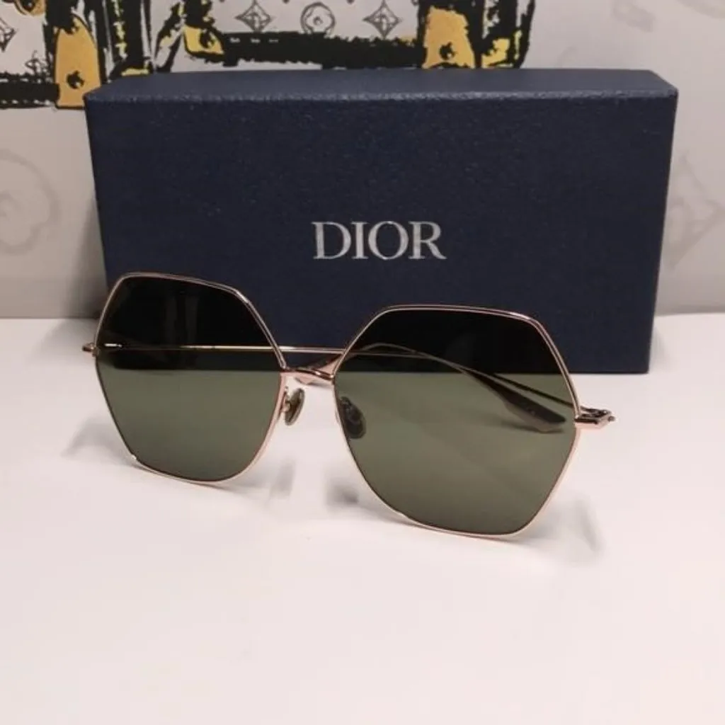 Stylish Black and Gold Sunglasses - Image 4