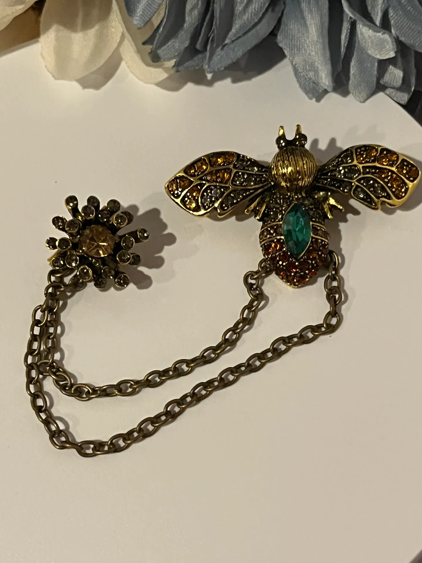 Exquisite Bee Brooch with Tassel Chain  - Image 3