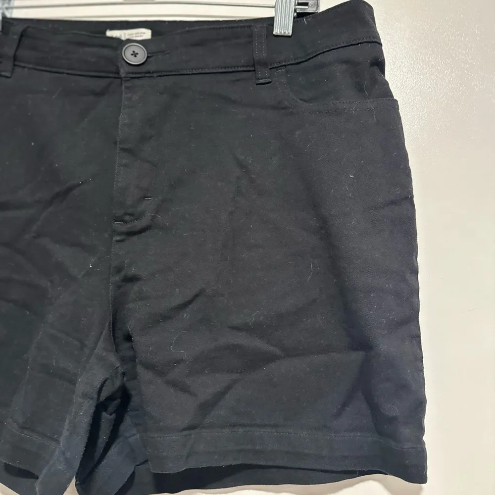 LEE Women’s Sz: 16M Just Below The Waist Black Flat Front Shorts. Slash Pockets. - Image 7