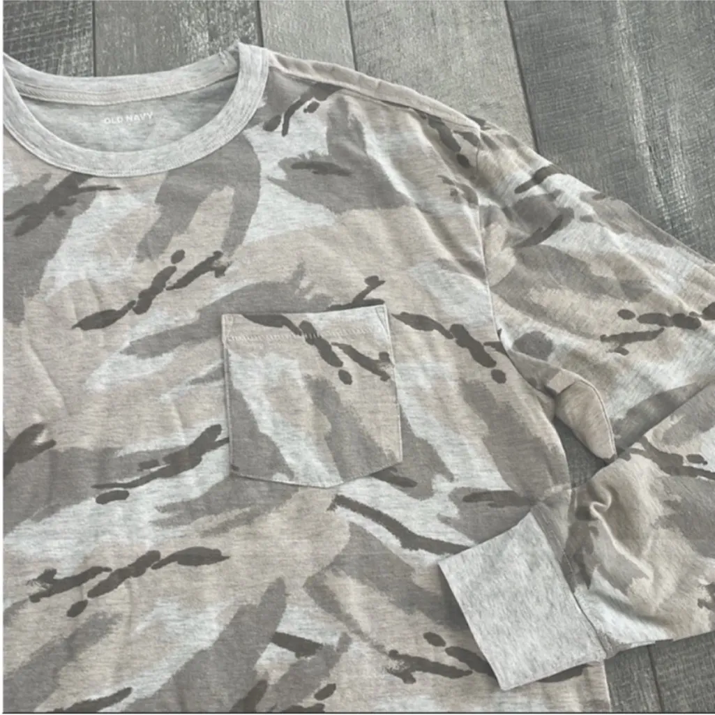 Old Navy Size Medium Camouflage Long-Sleeve Shirt - Image 6