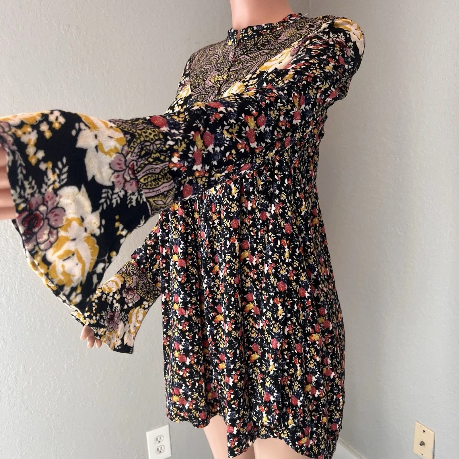 Free People Bohemian flowy Mini Dress M Black Floral Button Front Bell Sleeve - Image 10