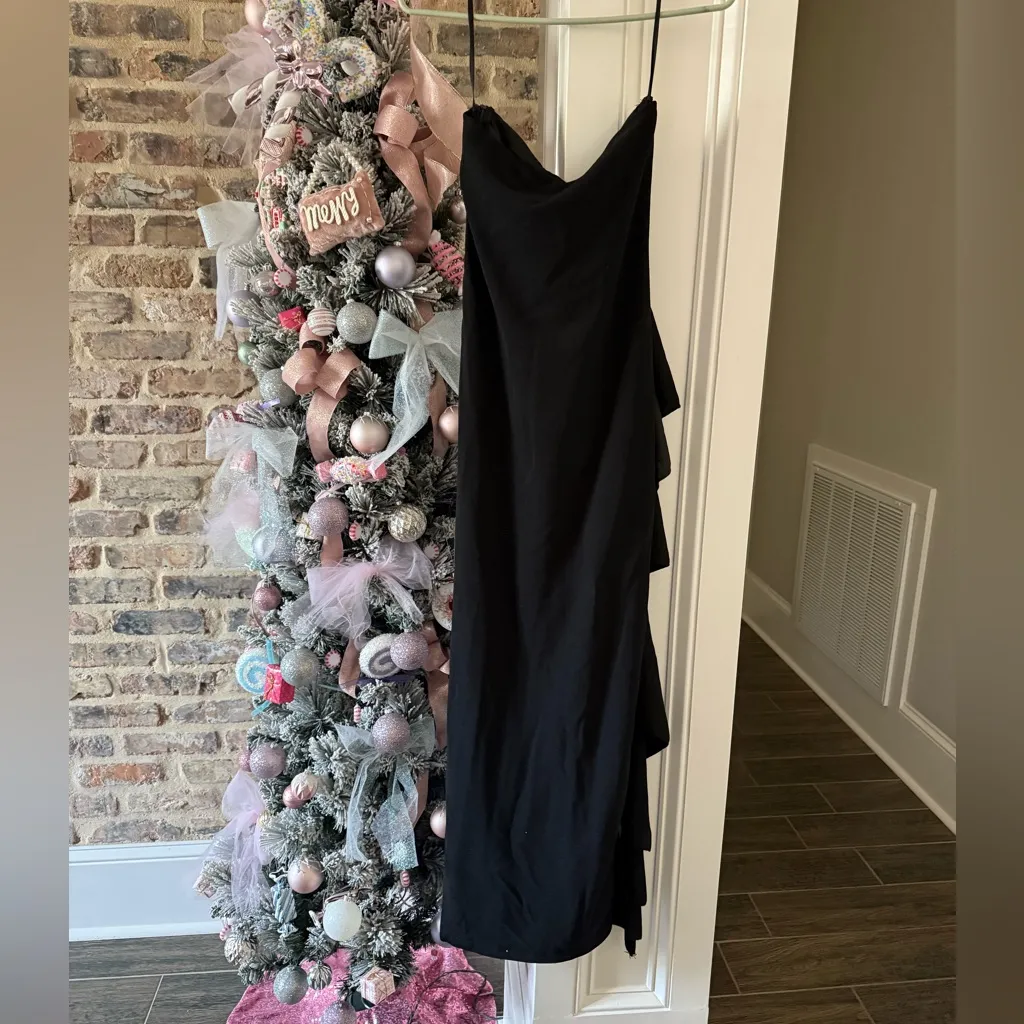 Elegant Black Strapless Gown - Image 3