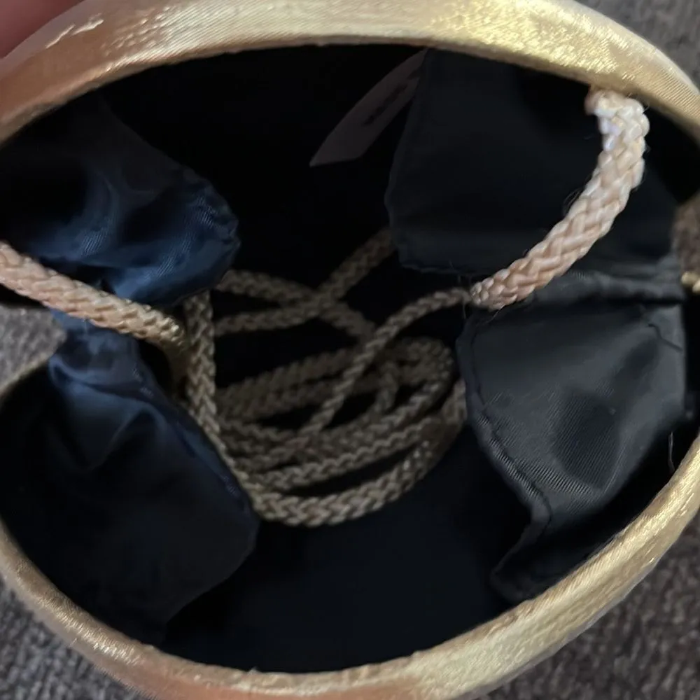 Source Unknown Gold Metallic Shell Clutch Mini Purse Snap Closure Crossbody Strap Black Inside - Image 13