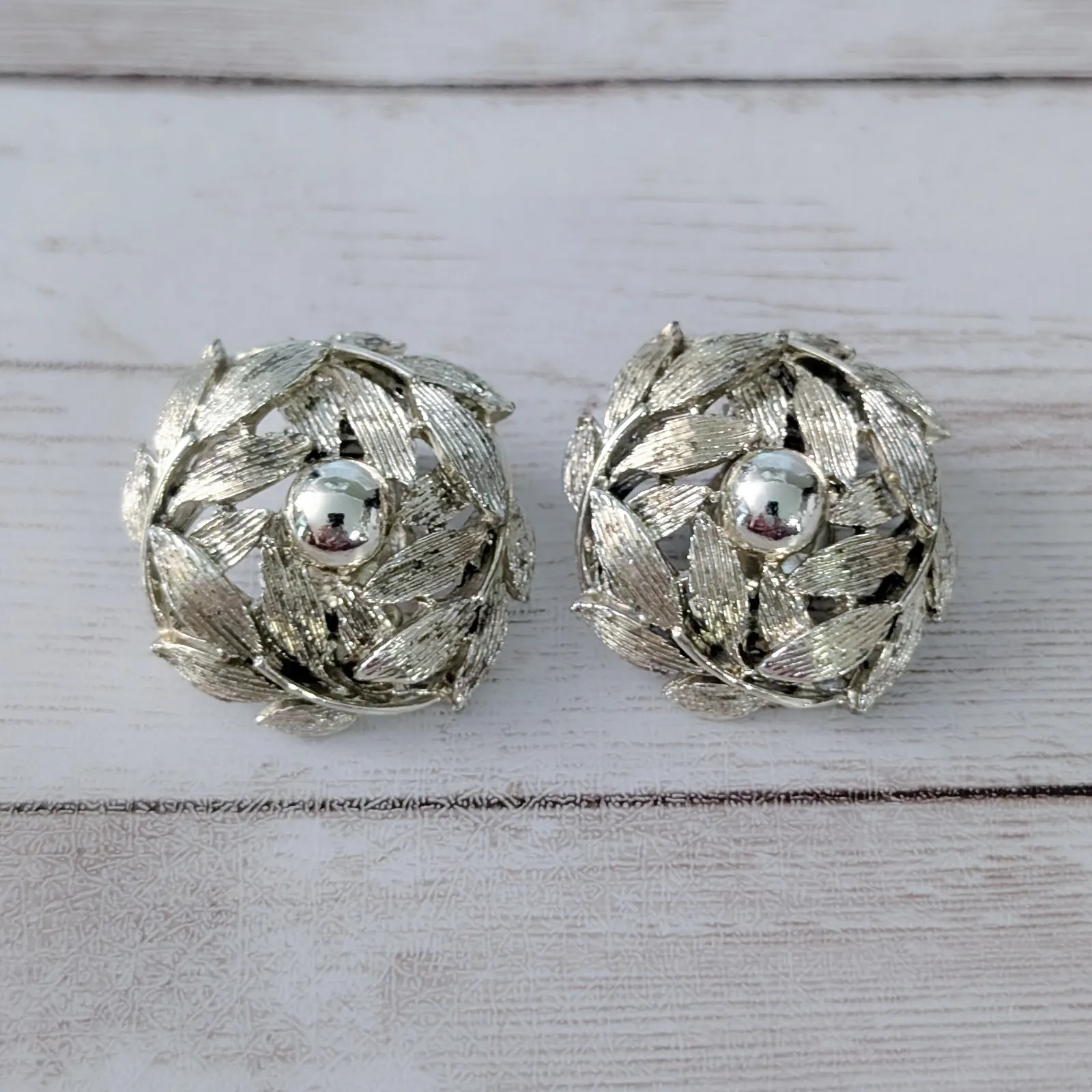 Vintage Clip On Earrings Statement Light Gold Tone Leaves - Image 3