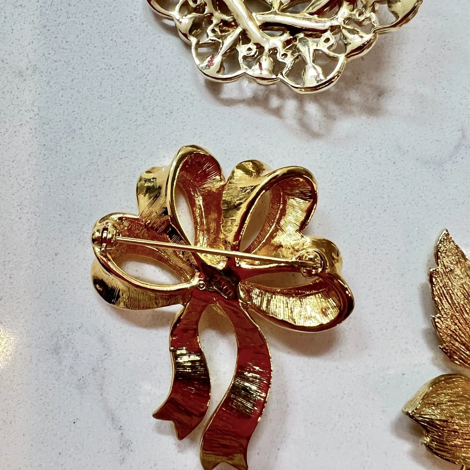 vtg Brooch Pins Lot Of 4 Gold Tone circle, leaf, round, bow - Image 7