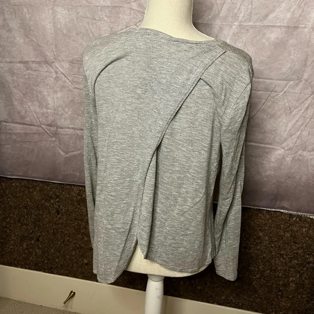 Marine Layer Tinley Tulip Back in Thin Grey&White - Image 4