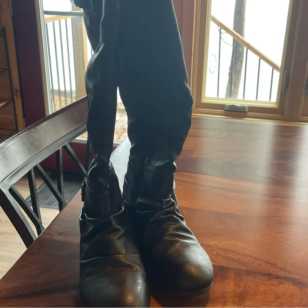 Black Knee-High Women's Boots - Image 2