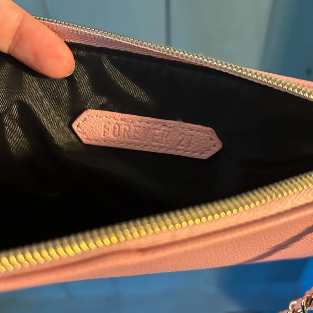 Forever 21 Pink Shoulder Bag with Gold Chain - Image 3